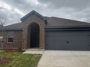 901 Barton Dr, Ennis, TX 75119