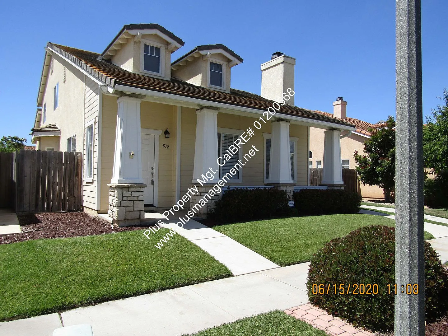 Large Two Story Home in Bradley Square Located Near Shopping/101 Frwy — Photo 2