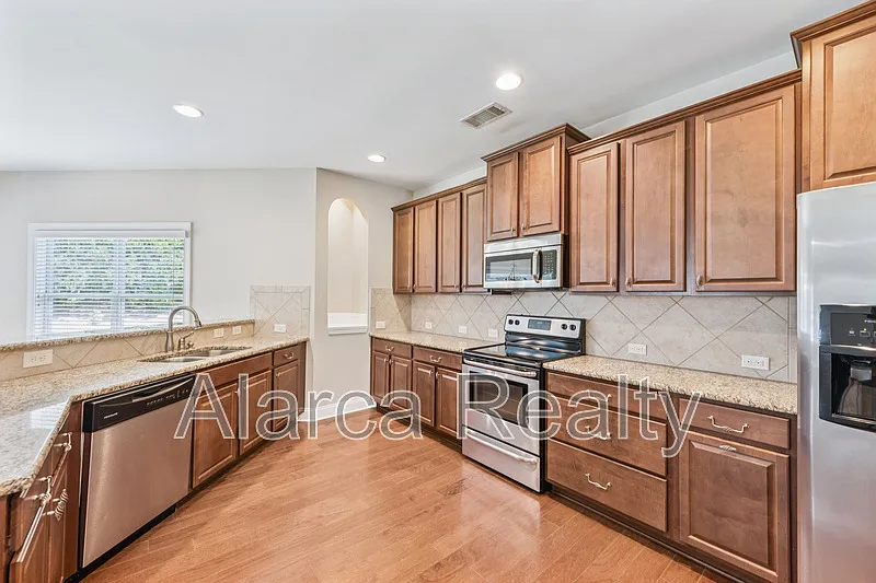 4 bed, 2.5 bath, 2500 sqft, $2,350 — Photo 2