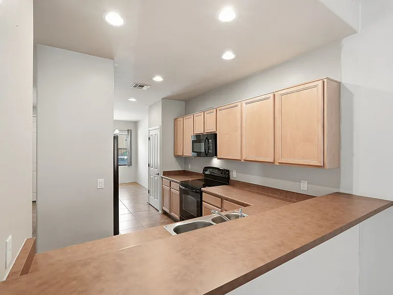 1050 Preston St — Photo 5