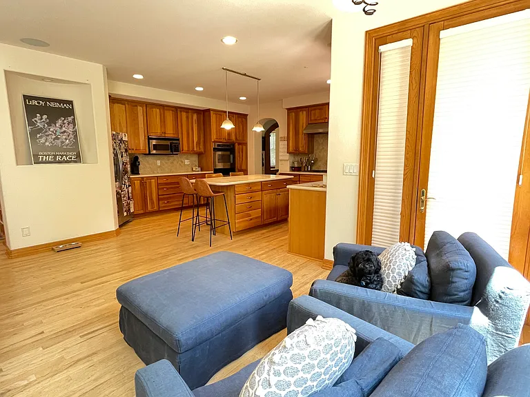 560 University Ave — Photo 29