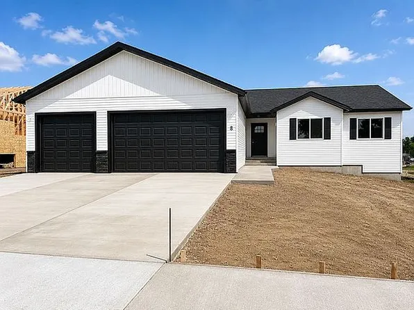 8 27th St NW, Minot, ND 58703
