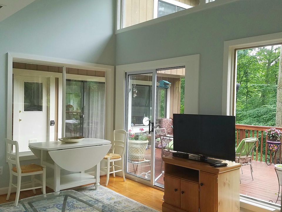 Living area, deck