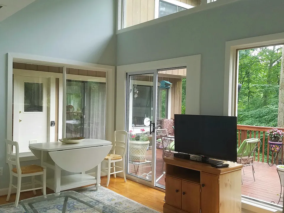 Living area, deck
