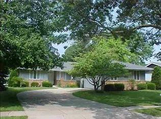 117 S Devonshire Dr, Bloomington, IL 61704