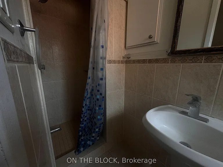 33 Harrington Cres — Photo 12