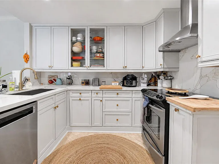 239 Litchfield Ln — Photo 8