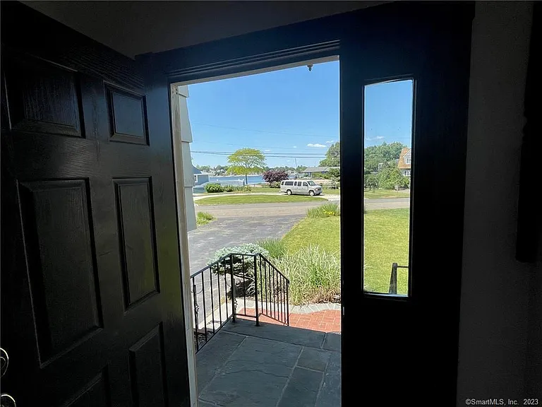 98 Soundview Dr — Photo 8