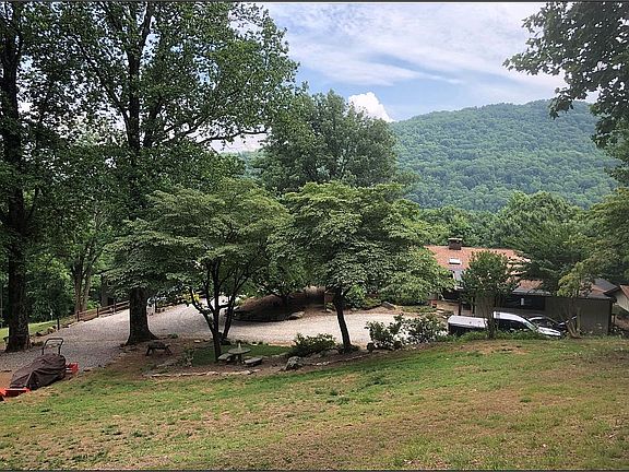 3rd image of 653 Tau Rock Vineyard Ln