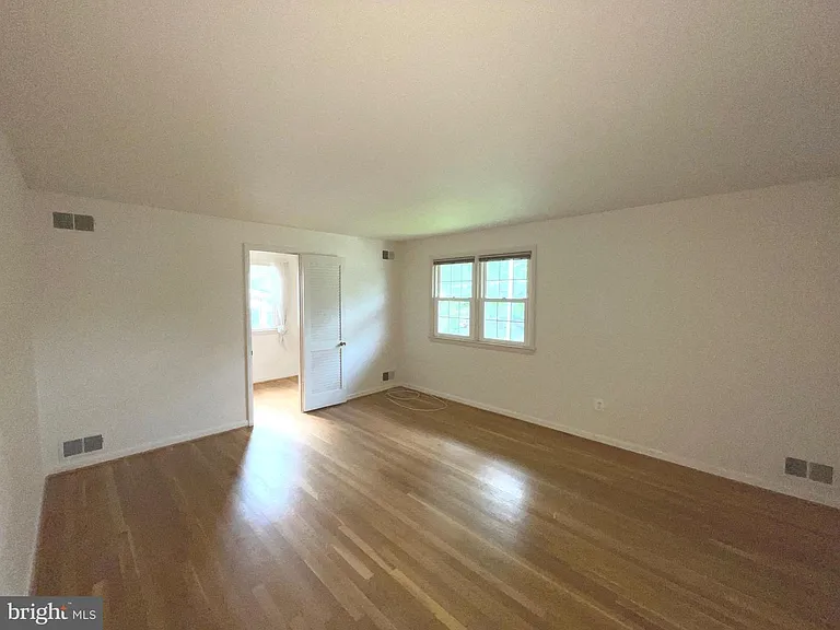 6933 Tyndale St — Photo 18