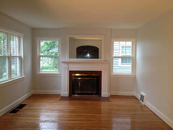 Living room with fireplace 