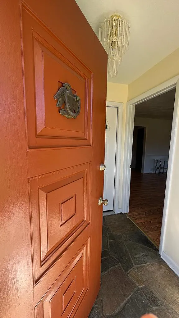 1026 Maple Ave E — Photo 4
