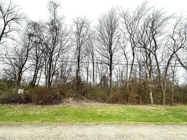 Pinewood Dr, Weirton, WV 26062