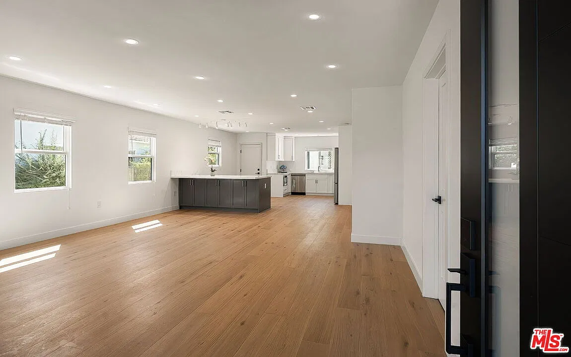 3 bed, 3.5 bath, 1957 sqft, $15,000 — Photo 3