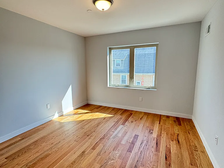 31 Starbuck St #2 — Photo 11