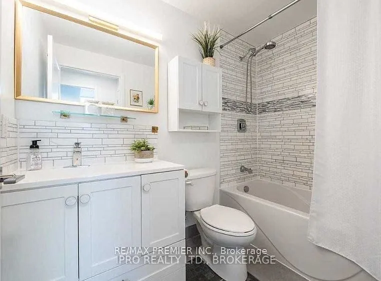 3391 Bloor St W #411 — Photo 7