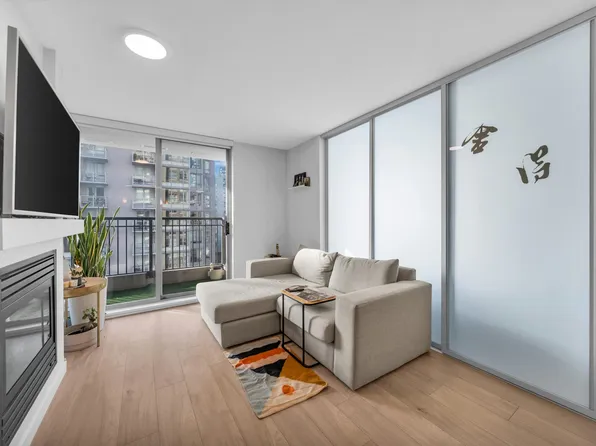 989 Richards St #1001, Vancouver, BC V6B 6R6