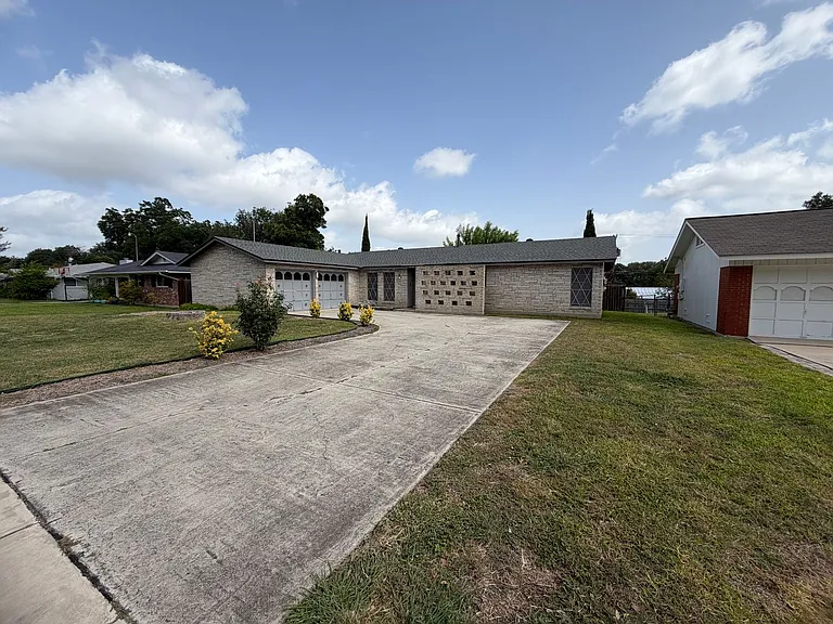 3403 Colony Dr — Photo 2