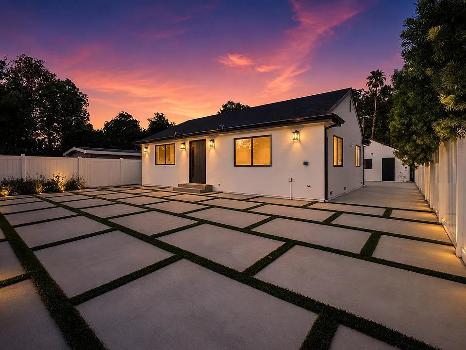 5412 Fallbrook Ave