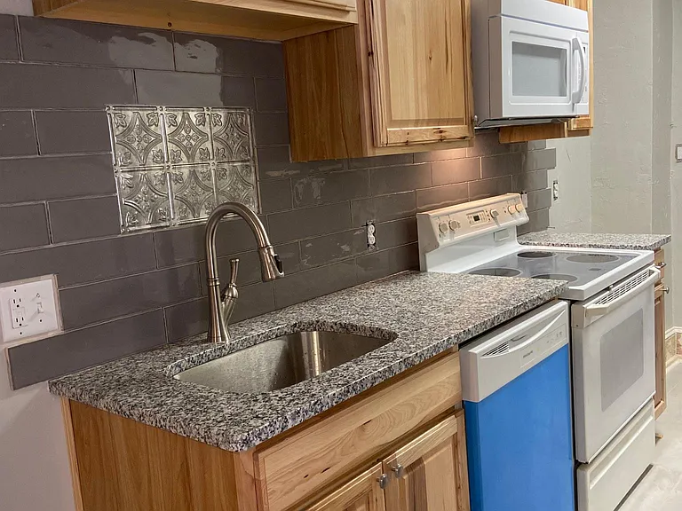 922 W Hill St — Photo 2
