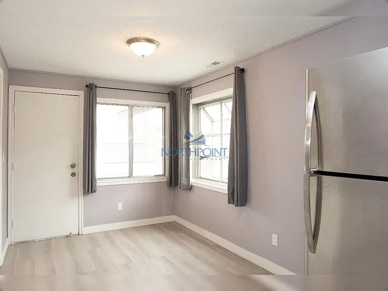 Bright & Open 2 bed 2 bath — Photo 22