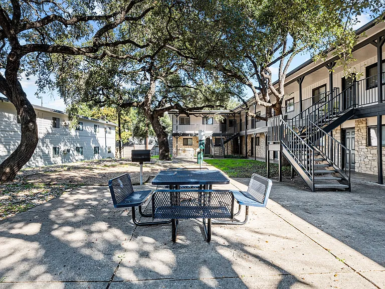 Tambaleo Apartments — Photo 23