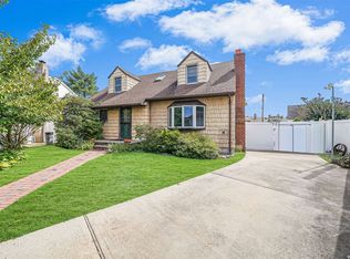 10 Milburn Ct, Valley Stream, NY 11580