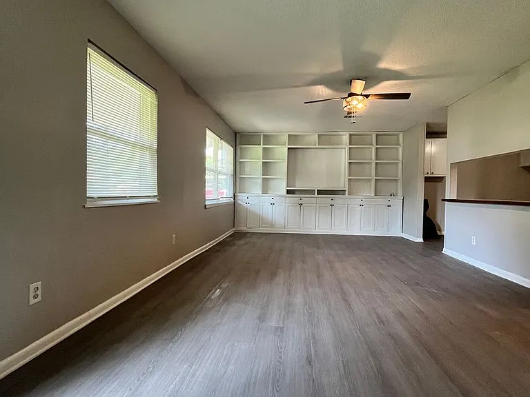 203 Lynn Ln — Photo 2