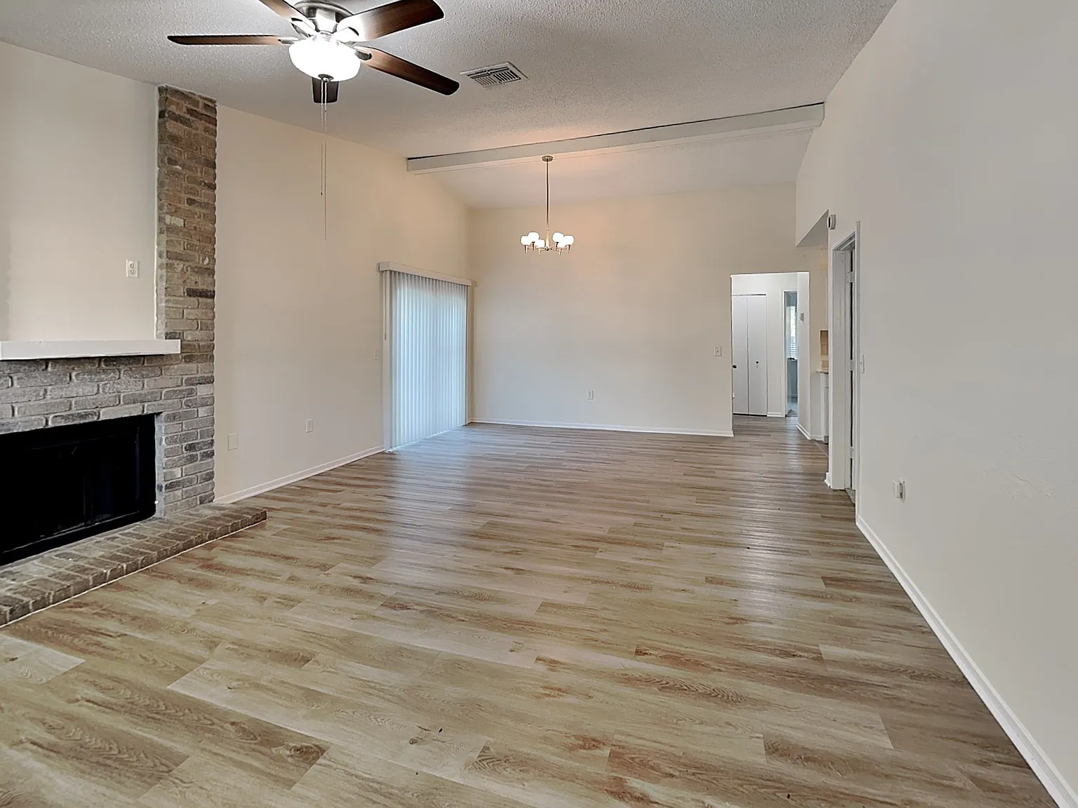 3 bed, 2.0 bath, 1276 sqft, $1,399 — Photo 3
