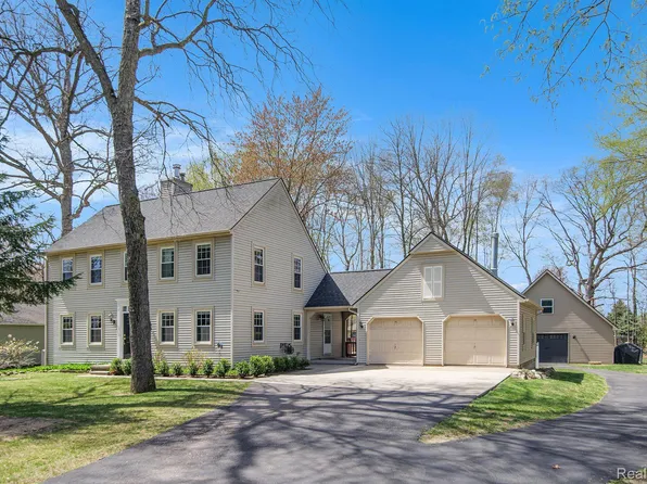 682 Foxfire Dr, Howell, MI 48843