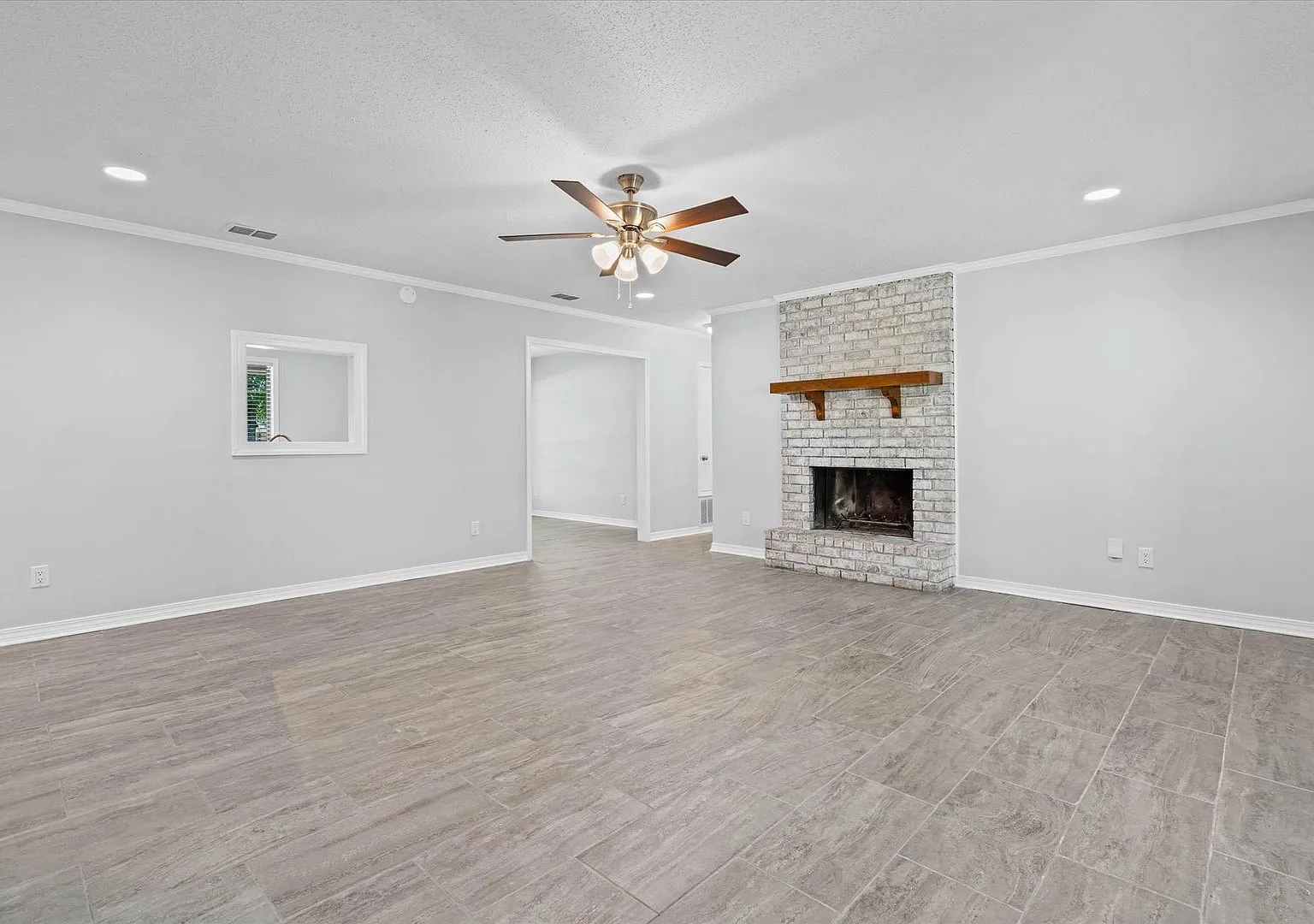 Four Bedroom in West Mobile — Photo 4
