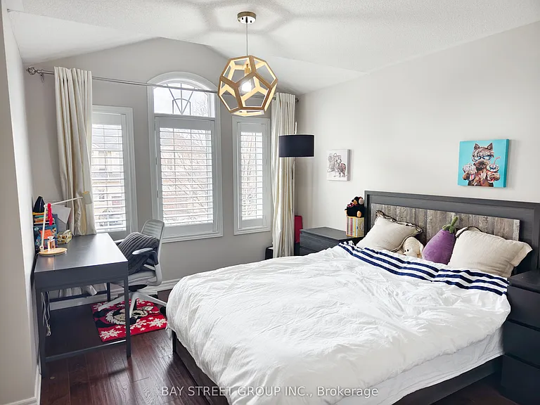 2466 Felhaber Cres — Photo 20