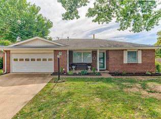 204 S Crestwood Cir, Bartlesville, OK 74003