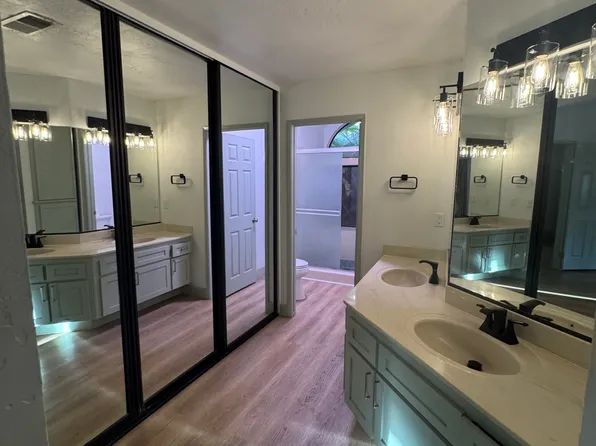 2211 N Pinkham St, Visalia, CA 93292