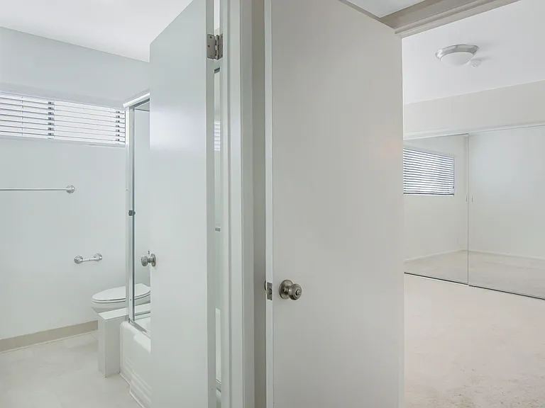 320 N La Peer Drive — Photo 6