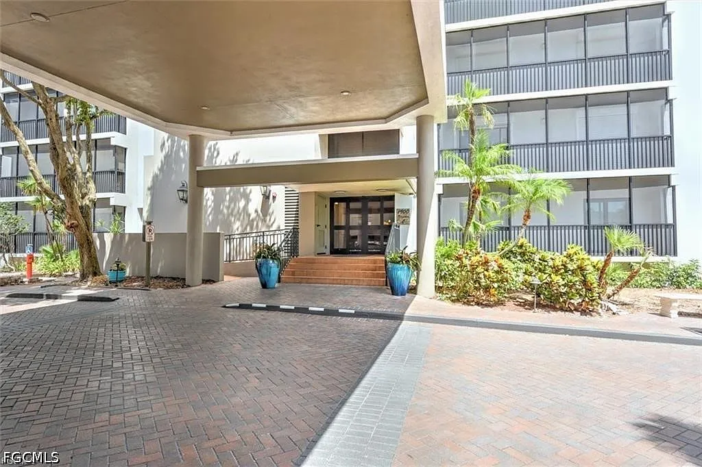 2 bed, 2.0 bath, 2025 sqft, $3,800 — Photo 2