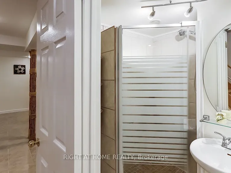 402 Lausanne Cres — Photo 30