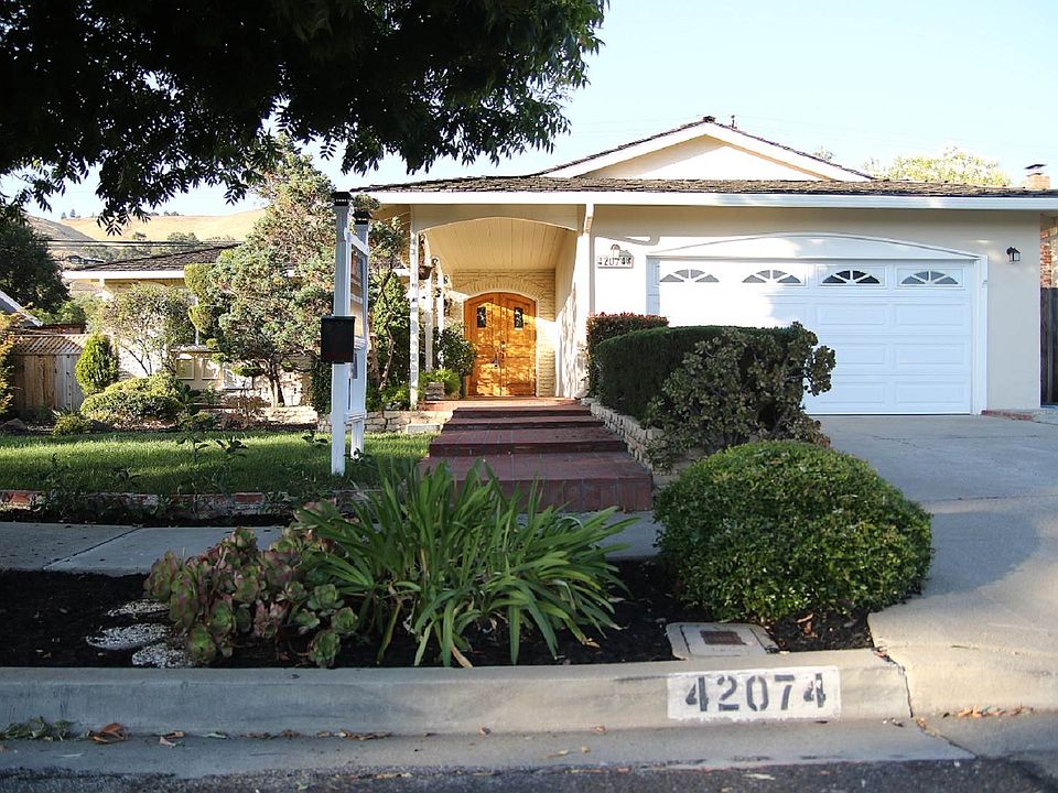 1st image of 42074 Via San Gabriel