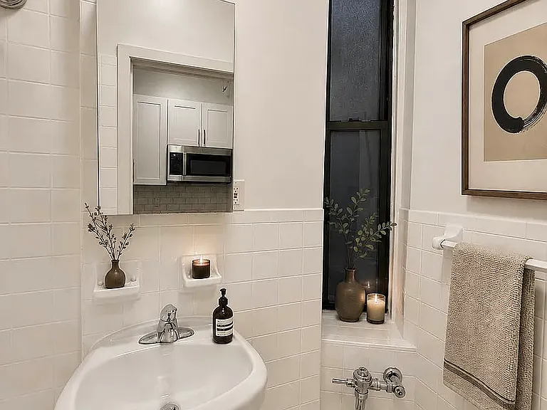 21 Leroy St #12 — Photo 5