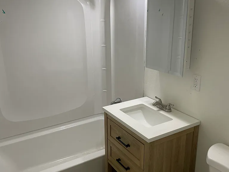 1420 E 12th St #2 — Photo 5