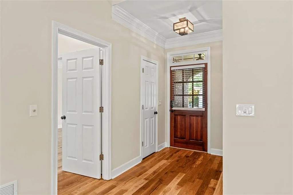 4 bed, 2.5 bath, 2096 sqft, $4,000 — Photo 4