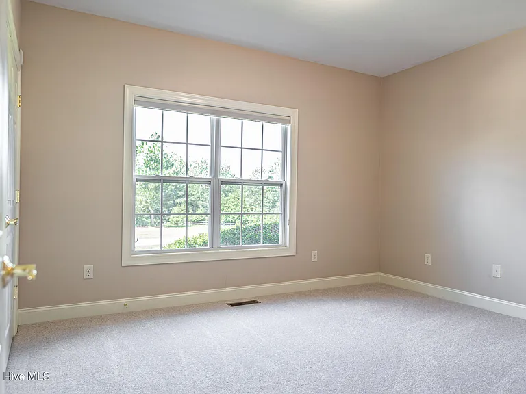 11 Victoria Dr — Photo 33