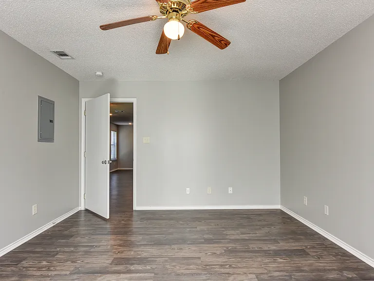 McIntyre Apartments — Photo 18