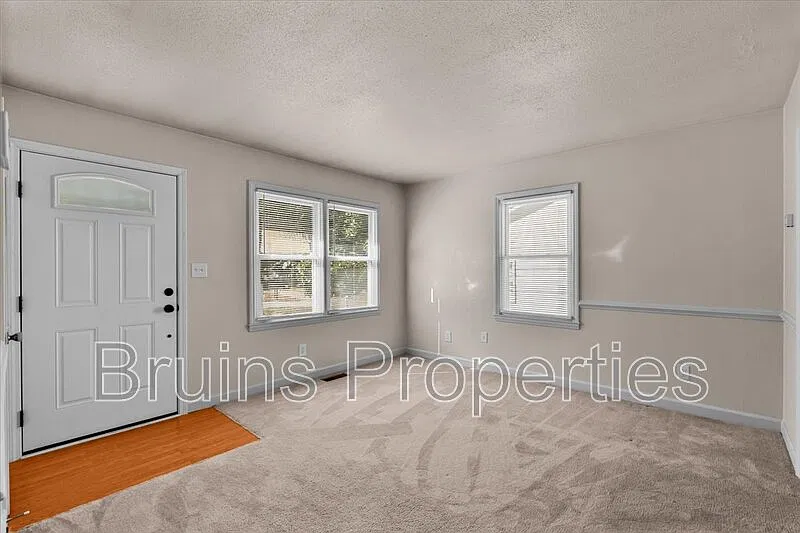 3 bed, 1.0 bath, 850 sqft, $1,300 — Photo 3