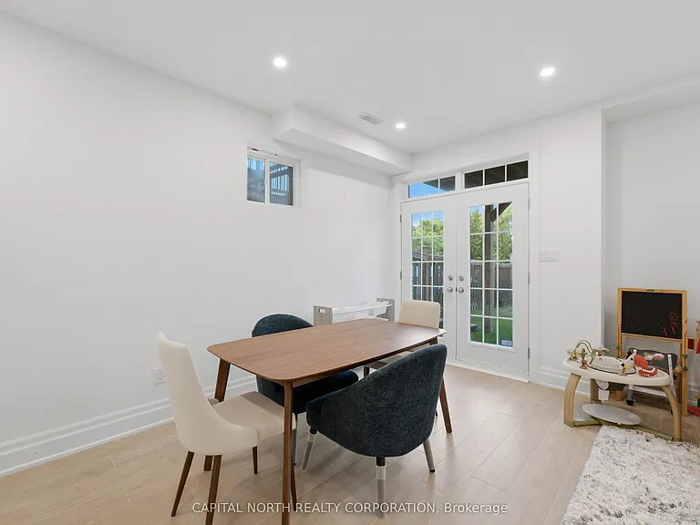 18 Alex Campbell Cres — Photo 33