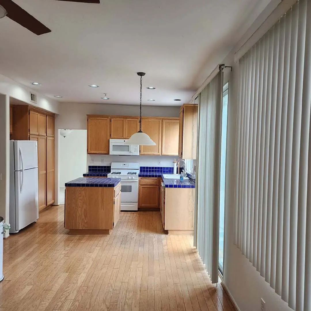 4 bed, 2.5 bath, 1821 sqft, $5,200 — Photo 4