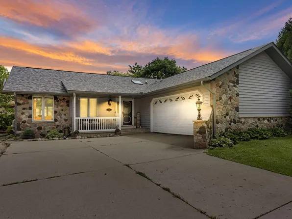 645 W Estate COURT, Elkhorn, WI 53121