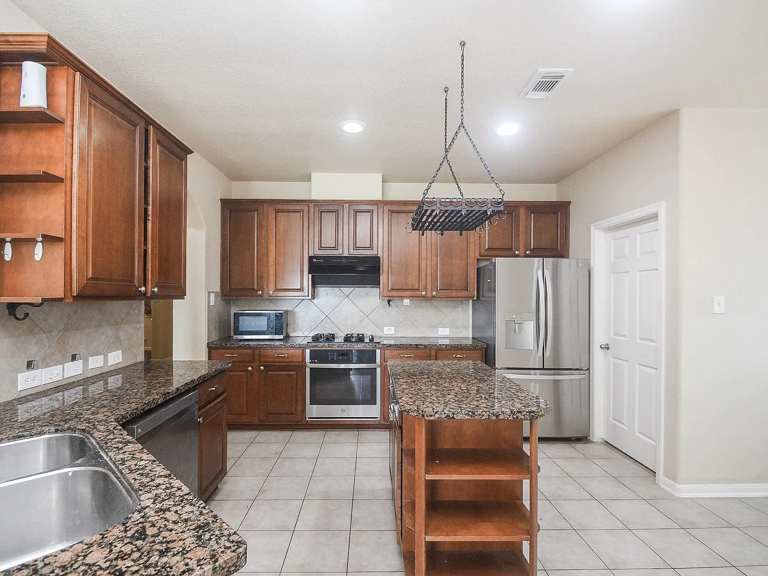4 bed, 2.0 bath, 2151 sqft, $2,350 — Photo 4