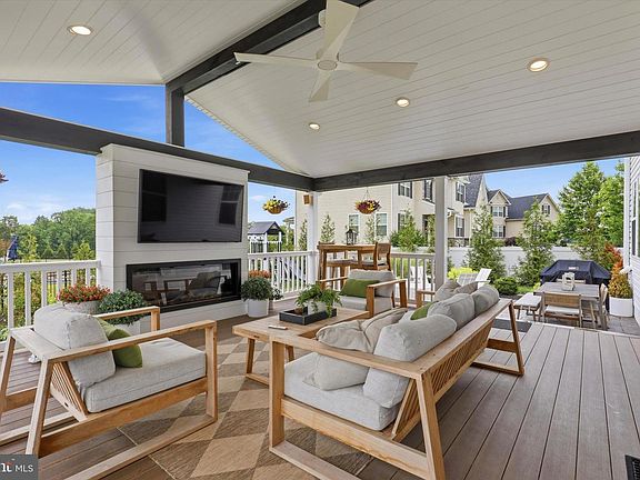 3rd image of 104 Worthington Cir