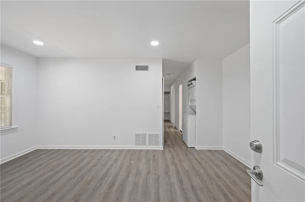 3 bed, 2.0 bath, 1300 sqft, $2,000 — Photo 3